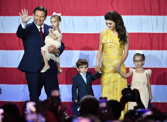 News Bilder des Tages News: Midterm Elections - Florida - Ron DeSantis election night party Nov 8, 2022 Tampa, FL, USA Florida Gov. Ron DeSantis, with his wife, Casey and their children, walks on stag ...