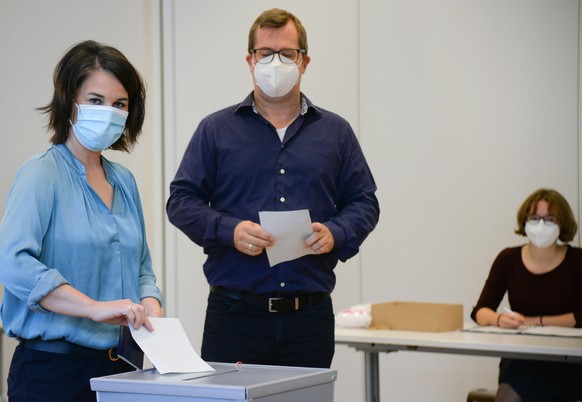 6660001 26.09.2021 Annalena Baerbock, co-leader of Alliance 90/The Greens and the youngest ever candidate in the running to become German Chancellor, casts her ballot during parliamentary elections at ...