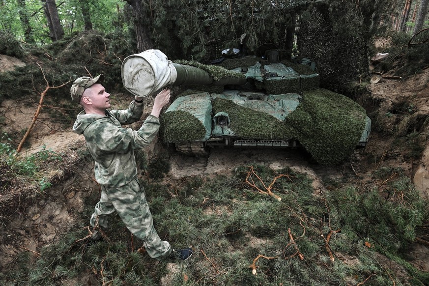 Russia Ukraine Military Operation Tank Unit 8441622 22.05.2023 A crew member inspects a Russian Army T-90 M Proryv Breakthrough tank at a position in the course of Russia s military operation in Ukrai ...