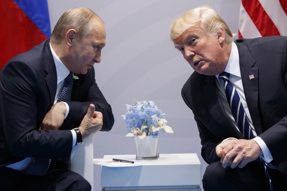 ARCHIV - 07.07.2017, NA, Hamburg: Wladimir Putin (l), Pr�sident von Russland, und Donald Trump, damals Pr�sident der USA, unterhalten sich auf dem G20-Gipfel. Nun hat Putin Trump zur Amtseinf�hrung gr ...