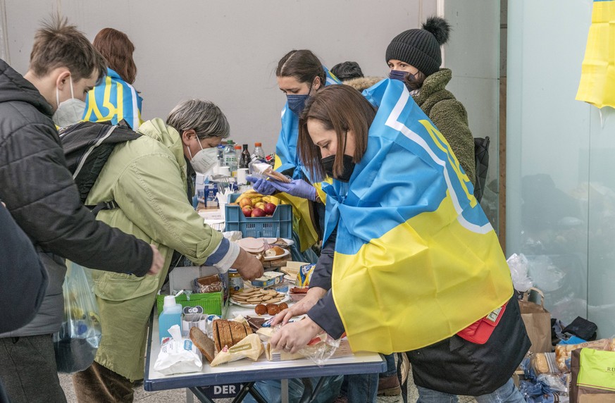 Zentrale Anlaufstelle der Caritas f�r Fl�chtlinge aus der Ukraine, Mitarbeitende der Caritas und Ehrenamtliche betreuen am Hauptbahnhof mit Hilfsangeboten ukrainische Fl�chtlinge, M�nchen, 8. M�rz 202 ...