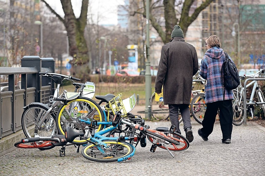 Überall in Berlin liegen Leihräder motivationslos rum.