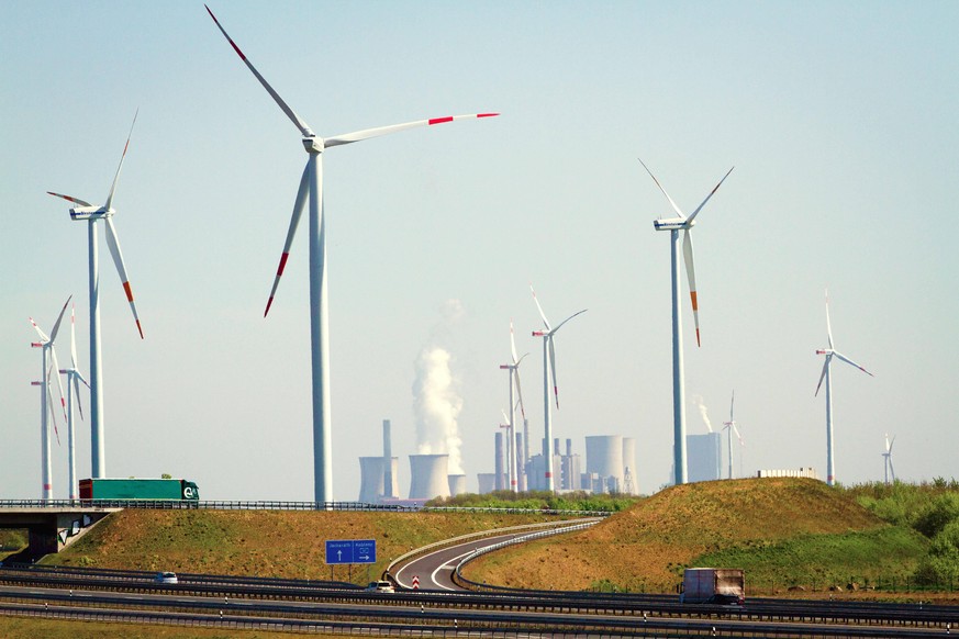 Autobahnkreuz am Braunkohlentagebau Garzweiler mit Kohlekraftwerk und Windr