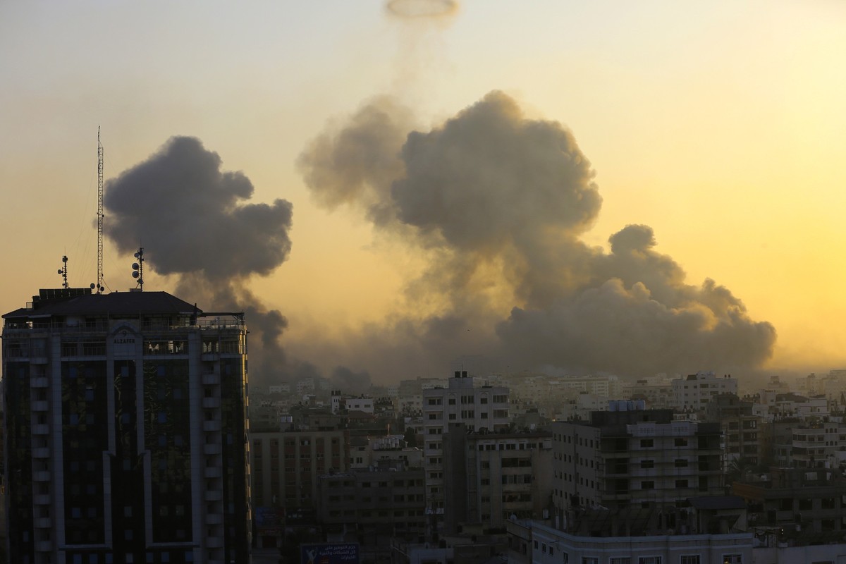 02.11.2023, Palästinensische Gebiete, Gaza-Stadt: Rauch steigt nach israelischen Luftangriffen im Gazastreifen auf. Foto: Abed Khaled/AP/dpa +++ dpa-Bildfunk +++