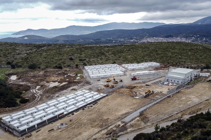 21.02.2020, Griechenland, Zervou: Blick auf die Baustelle eines neuen Lagers f�r Fl�chtlinge, mit einer Kapazit�t f�r 1.200 Migranten. Foto: Angelos Tzortzinis/dpa +++ dpa-Bildfunk +++