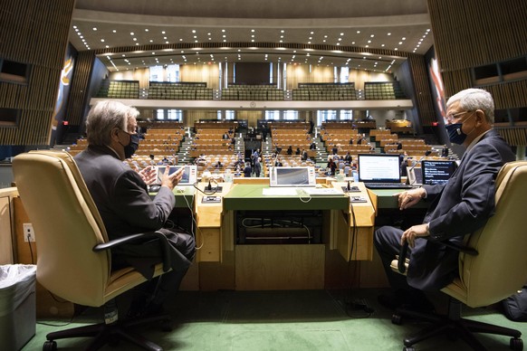 Generalsekretär Antonio Guterres (l.) bespricht sich mit Volkan Bozkir, dem Präsidenten der 75. Tagung der Generalversammlung.