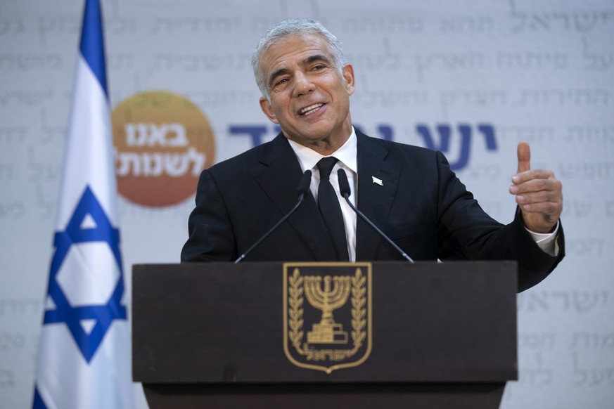06.05.2021, Israel, Tel Aviv: Jair Lapid, Vorsitzender der Partei Yesh Atid, spricht auf einer Pressekonferenz, nachdem der israelische Pr