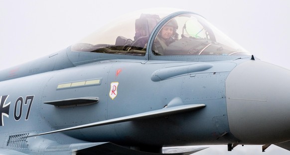 Mit dem Geld sollen in den kommenden Jahren unter anderem neue Flugzeuge, Hubschrauber und Munition angeschafft werden.