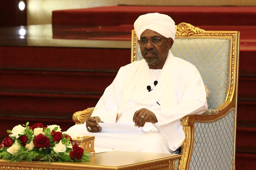 (190405) -- KHARTOUM, April 5, 2019 -- Sudanese President Omar al-Bashir addresses the Higher Coordinating Committee for Following-up Implementation of the National Dialogue Outcome, in Khartoum, Suda ...