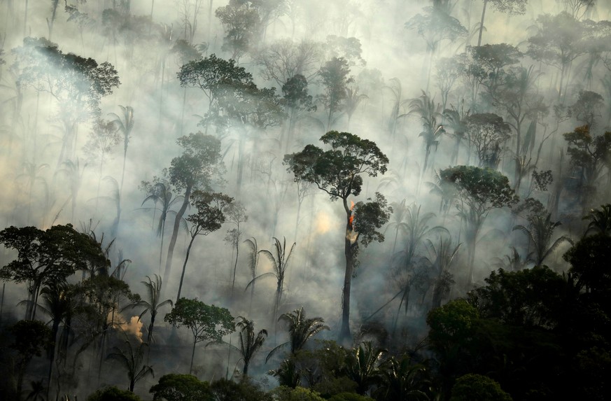 FILE PHOTO: Smoke billows from a fire in an area of the Amazon rainforest near Porto Velho, Rondonia State, Brazil, September 10, 2019. REUTERS/Bruno Kelly/File Photo/File Photo