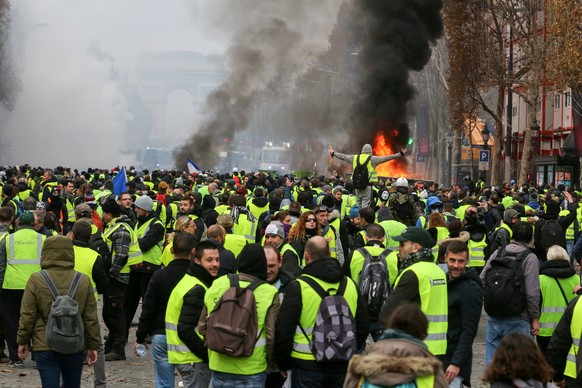 Frankreich, Ausschreitungen auf der Champs-Elysees in Paris November 24, 2018 - Paris, Ile-de-France, France - Demonstrators mock riot policemen on a barricade during a protest of Yellow vests (Gilets ...