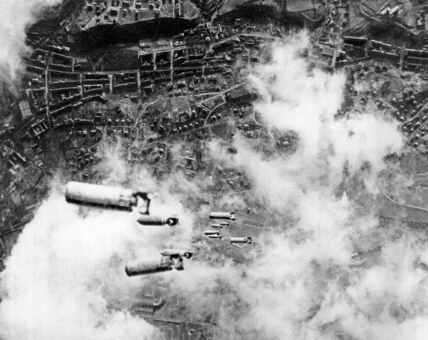 Aufnahme aus einem US-Bomber beim Abwurf von Bomben über Dresden am 14. Februar 1945.