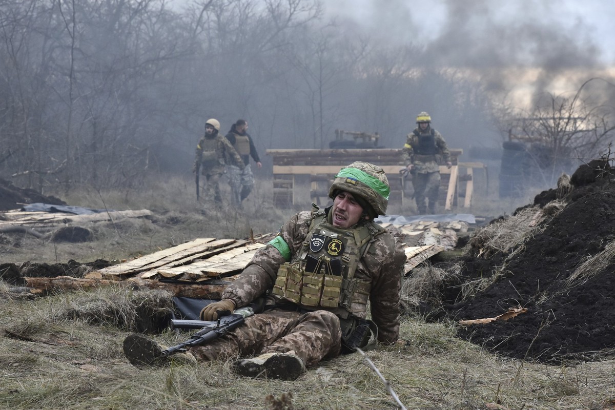 HANDOUT - 08.01.2025, Ukraine, ---: Auf diesem vom Pressedienst der 65. Mechanisierten Brigade der Ukraine am 8. Januar 2025 zur Verfügung gestellten Foto ruht sich ein ukrainischer Soldat während ein ...