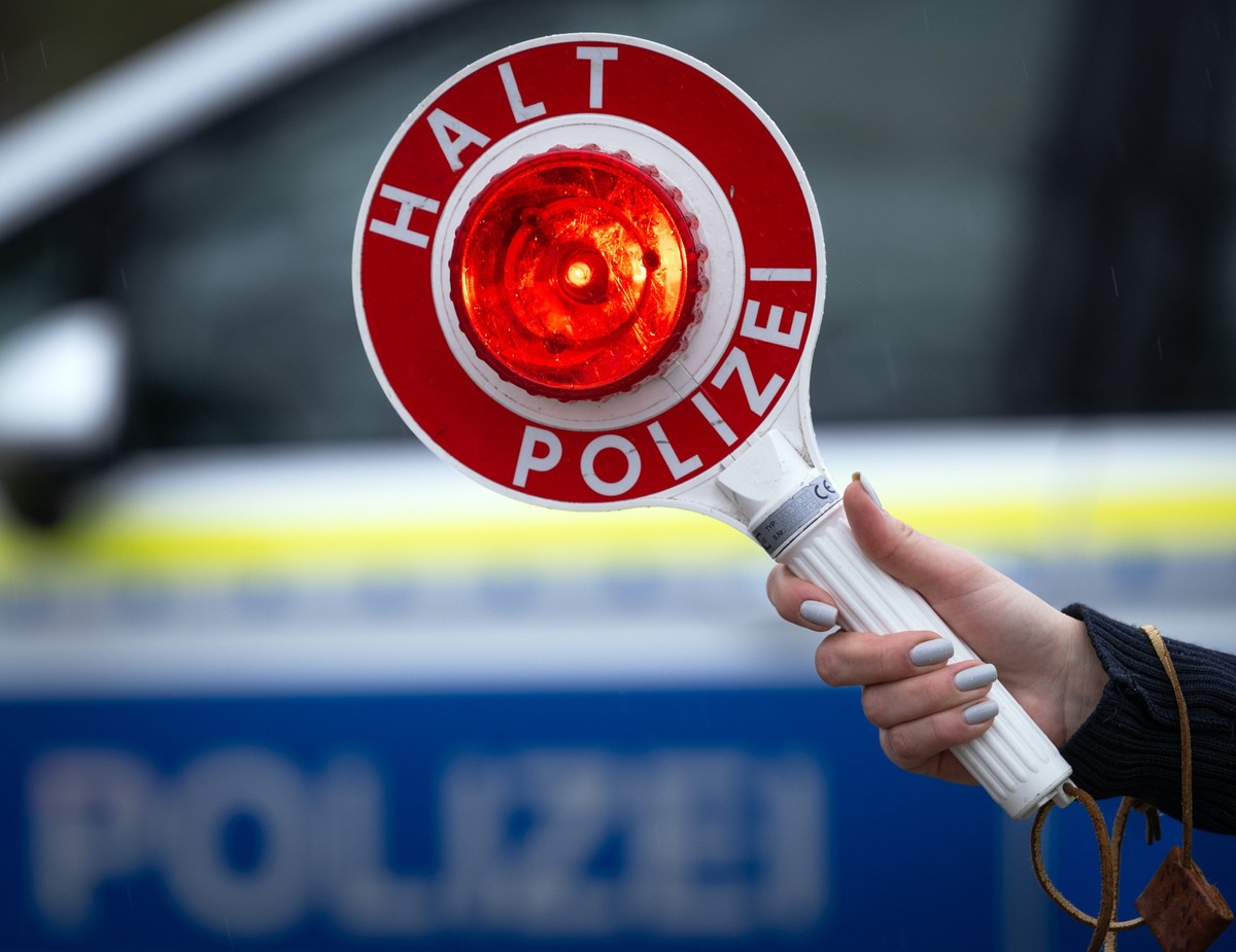 ARCHIV - 22.03.2024, Brandenburg, Trebbin: Eine Polizistin hält während einer Verkehrskontrolle eine Polizeikelle mit der Aufschrift &quot;Halt Polizei&quot;. (zu dpa: «Polizei stoppt zwei Kinder bei  ...
