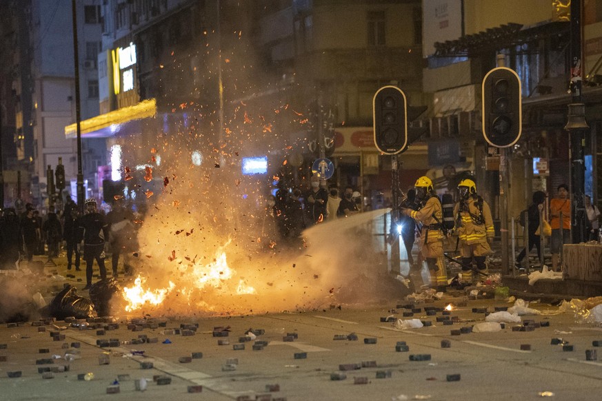 Hongkong - Hongkong - 17.11.2019 / Mongkok - Proteste in Hongkong 2019 / Proteste gegen Polizeigewalt / in der Nacht vom 17. auf 18.11 verwandeln sich Stra