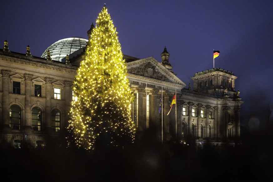Beleuchteter Weihnachtsbaum vor dem Bundestag im Dunkeln Berlin, 04.12.2023. Berlin Deutschland *** Illuminated Christmas tree in front of the Bundestag in the dark Berlin, 04 12 2023 Berlin Germany C ...