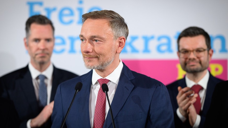 23.02.2025, Berlin: Christian Lindner, Bundesvorsitzender und Spitzenkandidat der FDP, �u�ert sich bei der Wahlparty der Freien Demokraten (FDP) im Hans-Dietrich-Genscher-Haus, der FDP-Parteizentrale, ...