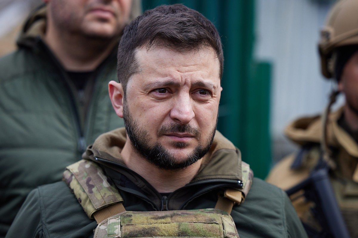 ARCHIV - 04.04.2022, Ukraine, Butscha: Wolodymyr Selenskyj, Pr�sident der Ukraine, besucht die Stadt in der N�he von Kiew. Der Karlspreis 2023 geht an den ukrainischen Pr�sidenten Wolodymyr Selenskyj  ...