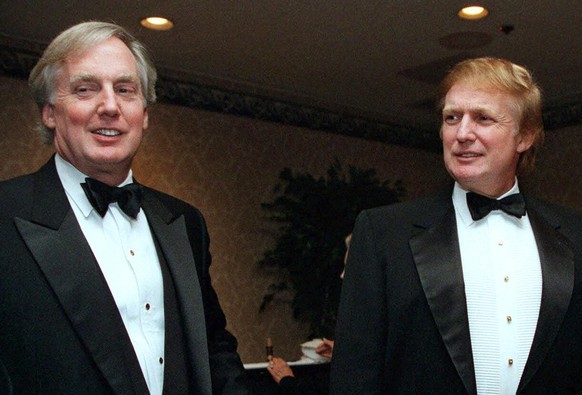 ARCHIV - 03.11.1999, USA, New York: Donald Trump (r), damals Immobilienentwickler, und sein Bruder Robert Trump (l) kommen zu einer Veranstaltung. Der Bruder von US-Pr