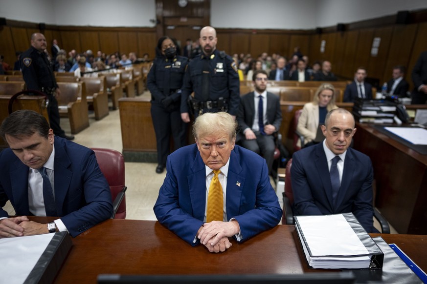 dpatopbilder - 02.05.2024, USA, New York: Der ehemalige US-Präsident Donald Trump erscheint vor seinem Prozess im Strafgericht von Manhattan in New York. Foto: Doug Mills/Pool The New York Times/AP/dp ...