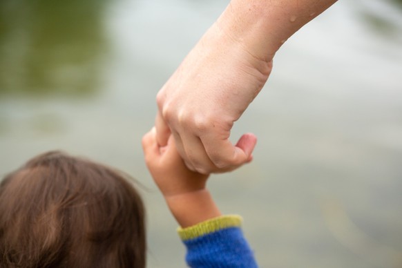 ARCHIV - 01.07.2023, Berlin: Eine Mutter hält ihr Kind an der Hand. (zu dpa: «Familien immer stärker von Wohnungslosigkeit gefährdet») Foto: Fernando Gutierrez-Juarez/dpa +++ dpa-Bildfunk +++