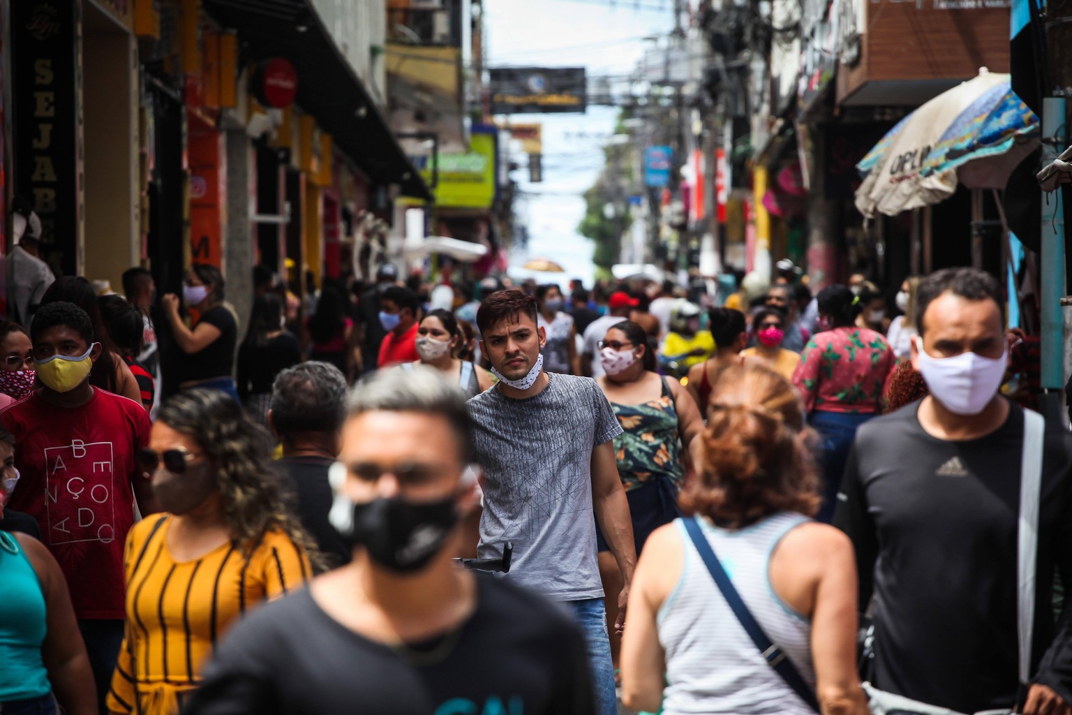 BELM, PA - 04.06.2020: ABERTURA DO COMRCIO EM BELM - Lockdown ends in Par and commerce reopens in Belm with crowded streets and people without a mask, this Thursday Par already has more than 48 thousa ...
