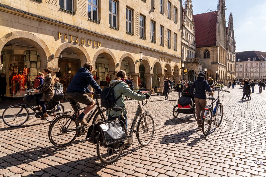 Radfahrer auf dem Prinzipalmarkt Münster, schönstes Frühlingswetter, 5. April 2023 Deutschland, Münster, 5. April 2023, Radfahrer auf dem Prinzipalmarkt, schönstes Frühlingswetter, Fußgängerzone, hist ...