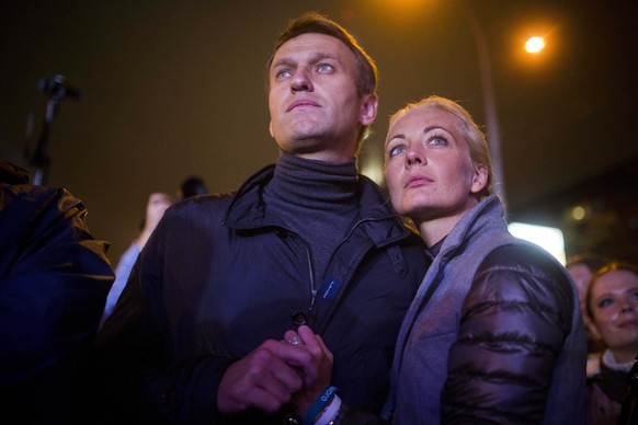 ARCHIV - 06.09.2013, Russland, Moskau: Der russische Oppositionsführer Alexej Nawalny (l) und seine Frau Julia Nawalnaja nach einer Kundgebung. 
Nawalny ist am 16. Februar nach Behördenangaben im Stra ...