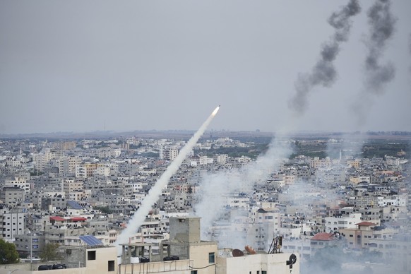 07.10.2023, Palästinensische Gebiete, Gaza-Stadt: Raketen werden von militanten Palästinensern aus dem Gazastreifen auf Israel abgefeuert. Die im Gazastreifen herrschende islamistische Hamas, die von  ...