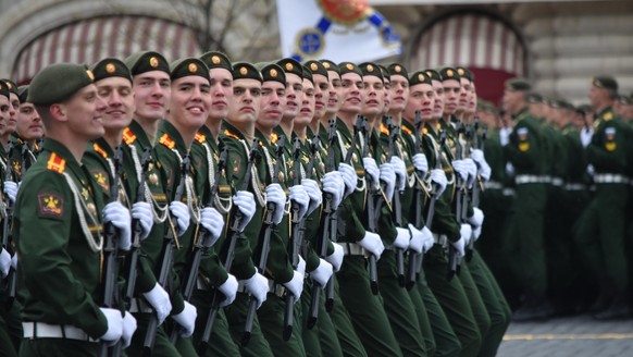 Russische Soldaten marschieren während der Militärparade zum Tag des Sieges über den Roten Platz. In Russland wird jährlich am 09. Mai der Tag des Sieges über den Nationalsozialismus und Faschismus na ...