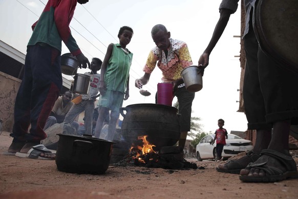 16.06.2023, Sudan, Khartum: Menschen bereiten in einem Viertel von Khartum Essen zu. Im Sudan soll von diesem Sonntag an eine 72-stündige Waffenpause zwischen der sudanesischen Armee und der rivalisie ...