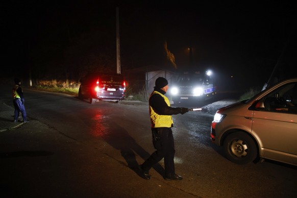 16.11.2022, Polen, Przewodow: Ein Polizist kontrolliert ein Fahrzeug vor einem Getreidelager. Nach einer Explosion mit zwei Toten in einem Dorf im Grenzgebiet zur Ukraine hat Polen einen Teil seiner S ...