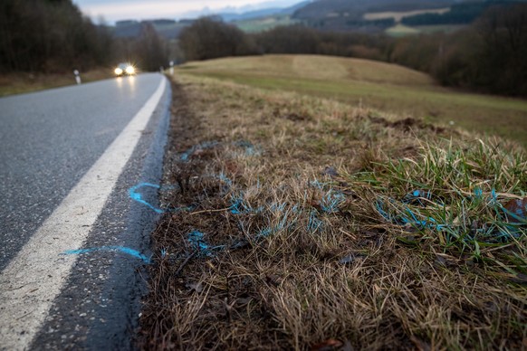 Markierungen wurden am Rand der Kreisstraße 22 zwischen den Orten Mayweilerhof und Ulmet (Rheinland-Pfalz) aufgetragen. Am Vortag wurden dort eine Polizistin und ein Polizist bei einer Verkehrskontrol ...