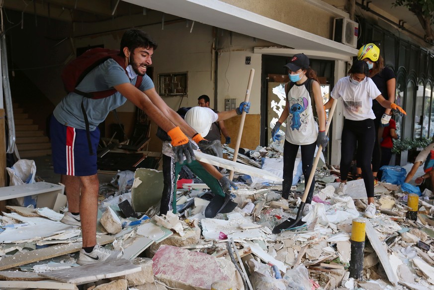 Aufräumarbeiten in Beirut. Die Stadt ist nach einer Explosion schwer getroffen. 