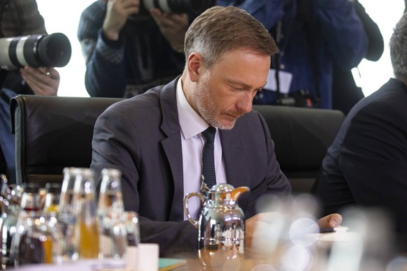 Finanzminister Christian Lindner vor der Kabinettssitzung im Kanzleramt in Berlin am 22. Februar 2023. Kabinettssitzung im Kanzleramt *** Finance Minister Christian Lindner before the Cabinet meeting  ...