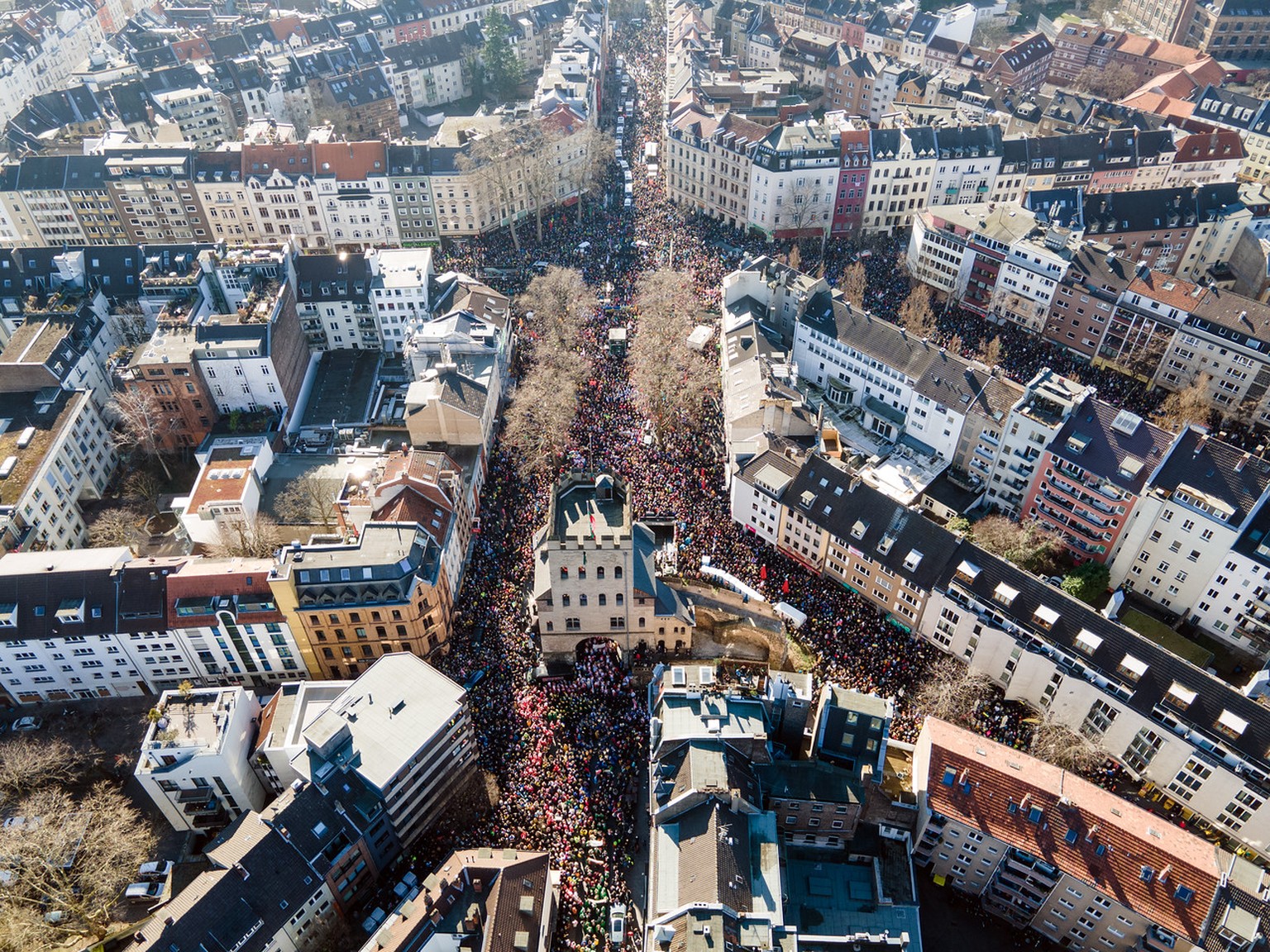 28.02.2022, Nordrhein-Westfalen, K�ln: Zehntausende Menschen haben sich zu einer Friedensdemonstration am Rosenmontag in der Innenstadt versammelt. Nach dem russischen Angriff auf die Ukraine wurde da ...