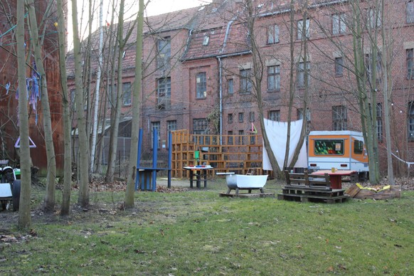 Das Außengelände des Vereins wirkt wie ein Abenteuerspielplatz für Große.