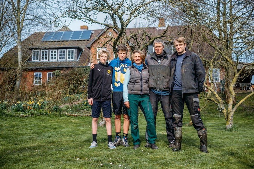 Jakob (l-r),Hannes, Silke, Jörg und Paul Backsen vor ihrem Hof Edenswarf. Während die Bundesregierung in Berlin um neue Klimagesetze streitet, haben die Bewohner der Insel Pellworm Angst davor, unterz ...