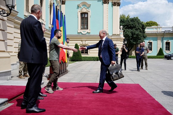 Olaf Scholz (rechts) mit seiner alten Altentasche auf dem Roten Teppich des Präsidentenpalasts in Kiew.