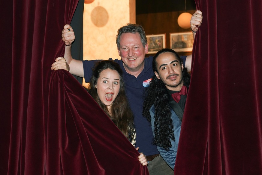 22.02.2022, Berlin: Die Comedians Julia Gamez Martin (l-r), Eckart von Hirschhausen und Masud Akbarzadeh bei der Pressekonferenz zum Comedy for Future Festival (C4FF). Vom 26. bis 29. Mai 2022 findet  ...