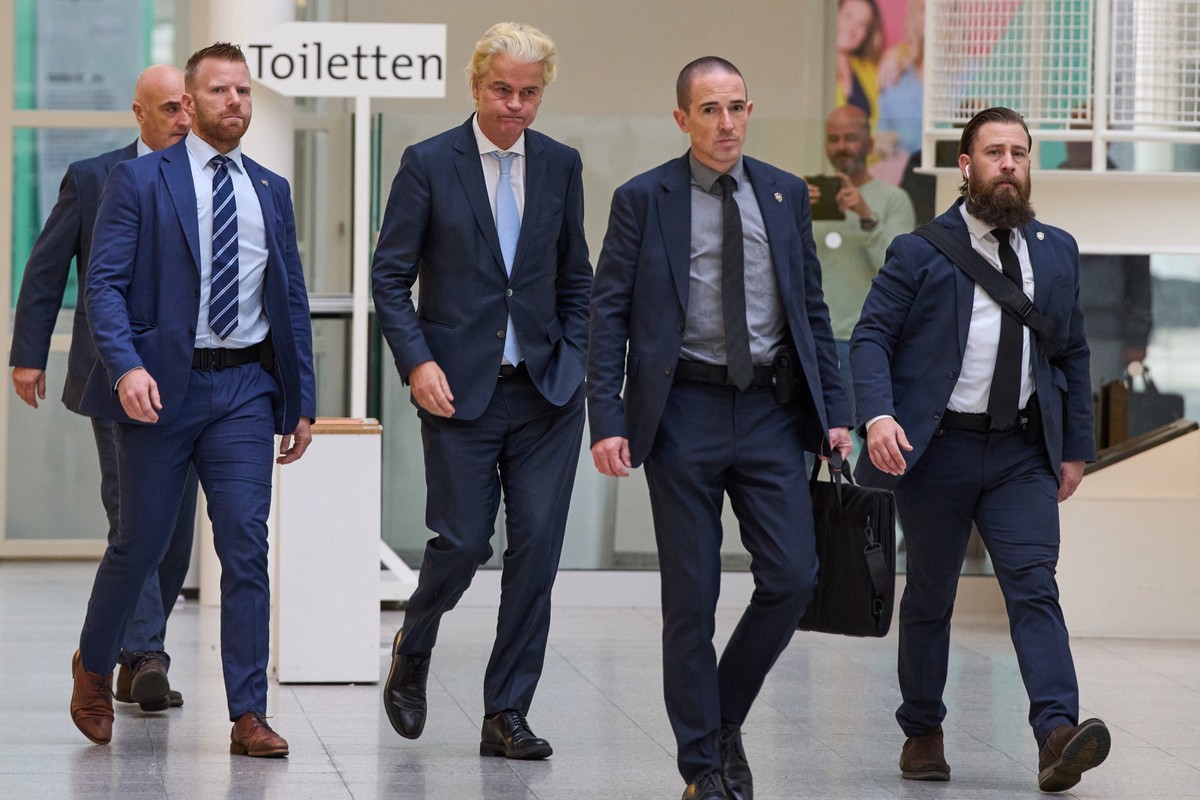 Far-right anti Islam lawmaker Geert Wilders, center, arrives at a polling station during general elections in The Hague, Netherlands, Wednesday, Oct. 29, 2025. (AP Photo/Peter Dejong)