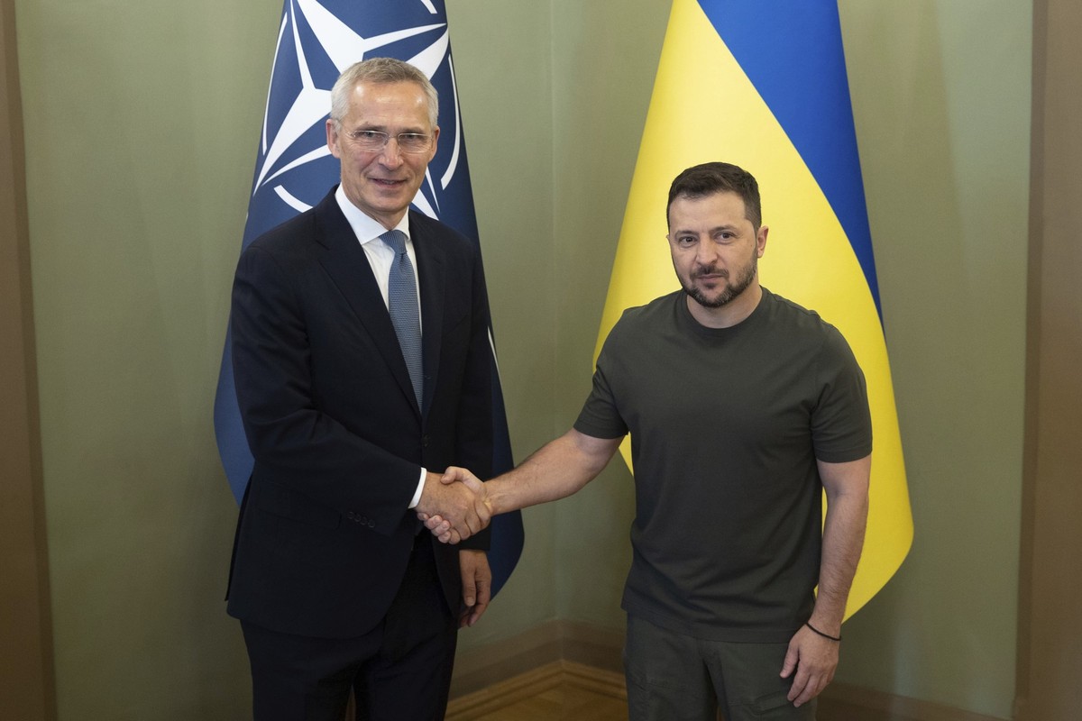 HANDOUT - 28.09.2023, Ukraine, Kiew: Jens Stoltenberg (l), Generalsekrätär der NATO, und Wolodymyr Selenskyj, Präsident der Ukraine, schütteln sich bei ihrem Treffen die Hände. Foto: Uncredited/Ukrain ...