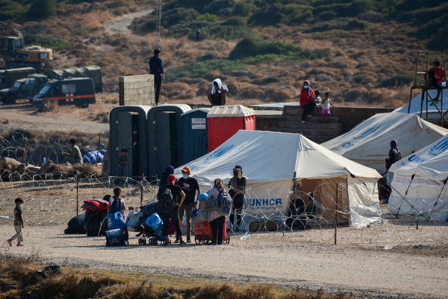 Einheiten der griechischen Polizei beim Einsatz für die Überstellung und Umsiedlung von Flüchtlingen und Einwanderern in das neue Übergangslager von Kara Tepe auf der griechischen Insel Lesbos am Donn ...