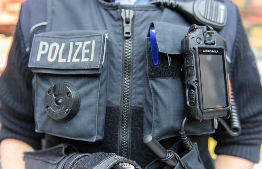 Bodycam der Polizei Deutschland, Potsdam - 03/11/2018: Eine Bundespolizistin mit Bodycam im Hauptbahnhof Potsdam. Potsdam Brandenburg Deutschland *** Bodycam der Polizei Deutschland Potsdam 03 11 2018 ...