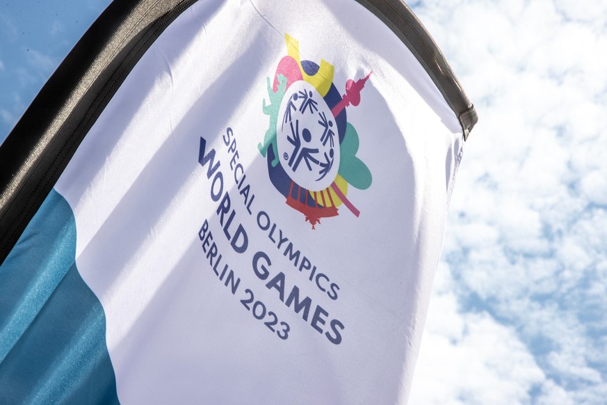 14.06.2023, Berlin: Behindertensport: Fahnen der Special Olympics World Games Berlin 2023 wehen auf dem Gelände des Olympiaparks vor Beginn der Special Olympics Weltspiele vom 17. bis 25. Juni 2023 in ...