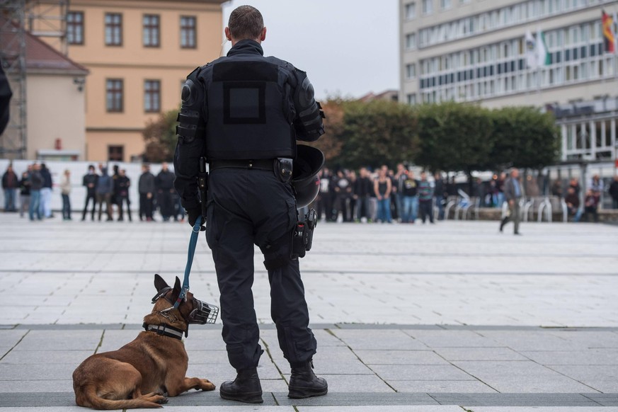 Bautzen Rechte gegen Fluechtlinge Rechte demonstrieren in Bautzen gegen Fluechtlinge. Am Sonntag den 18. September 2016 versammelten sich im saechsischen Bautzen ca. 120 Rechte zu einem Kundgebung mit ...