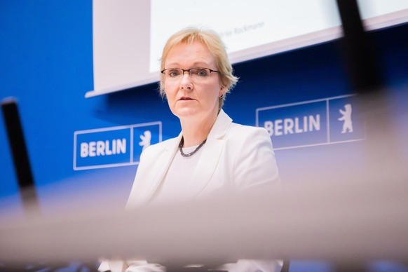 Petra Michaelis, Berliner Landeswahlleiterin, spricht bei einer Pressekonferenz anlässlich der Wahl zum Berliner Abgeordnetenhaus am Vortag.