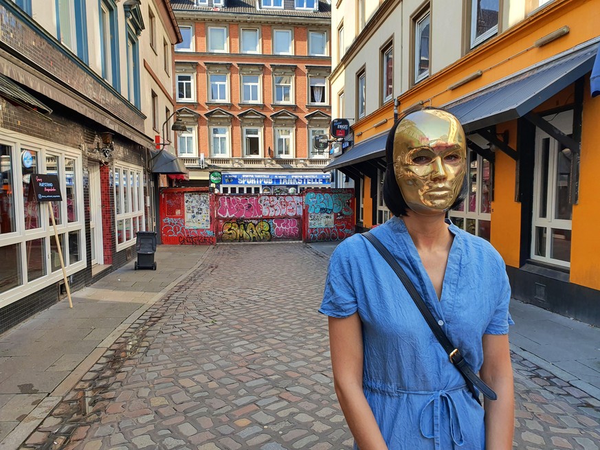 Herbertstraße Hamburg Eröffnung der Bordelle nach Corona, 15.09.2020
Sexarbeiterin Laura mit goldener Maske