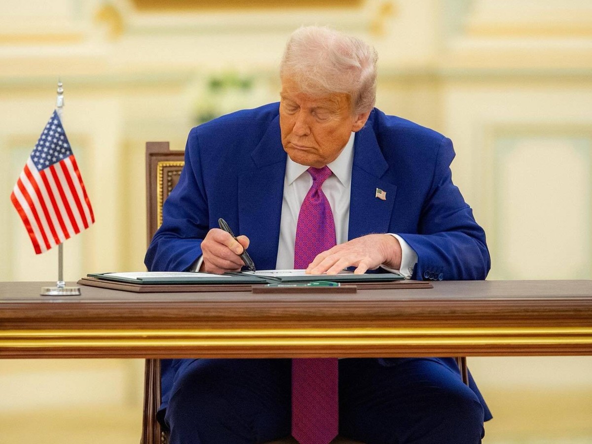 Saudi Crown Prince, Mohammed bin Salman, signs the Strategic Economic Partnership Document with US President, Donald Trump Saudi Crown Prince, Mohammed bin Salman, signs the Strategic Economic Partner ...