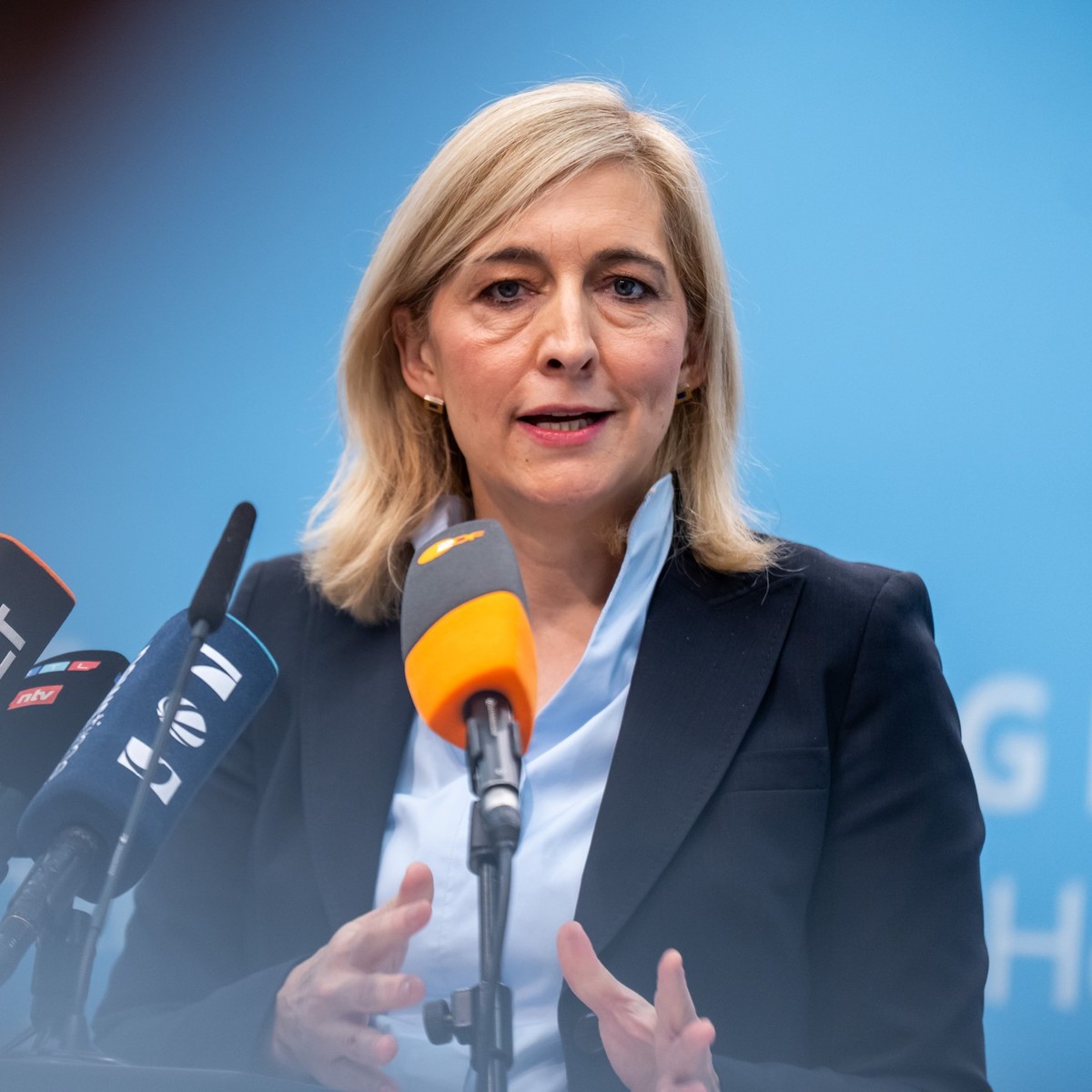 15.10.2025, Berlin: Nina Warken (CDU), Bundesministerin für Gesundheit, spricht bei einer Pressekonferenz zum geplanten Sparpaket gegen höhere Kassenbeiträge. Die Koalition will erneute Anhebungen zum ...